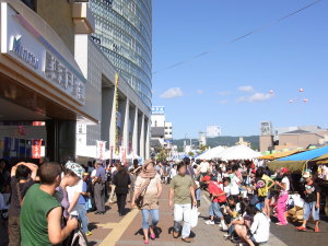 尾張瀬戸駅前の道路に並ぶ出店