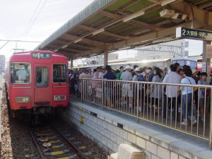 賑わう尾張瀬戸駅