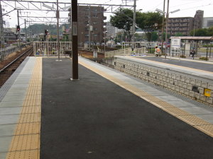 栄町方のスロープ付近のペンキ塗りが進行中
