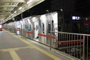 尾張瀬戸駅に停車中の4004F