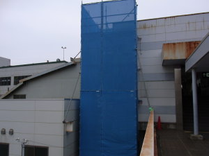 ブルーシートに覆われた駅舎