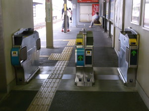 三郷駅南改札口