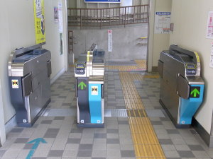 瓢箪山駅栄町方面改札口