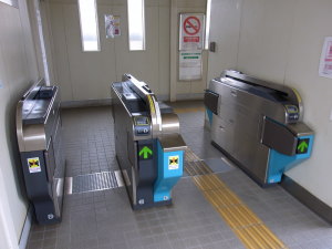 矢田駅栄町方面改札口