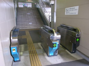 尼ヶ坂駅改札口