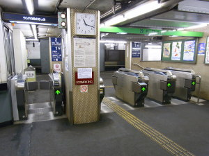 東大手駅改札口