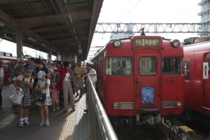 賑わう尾張瀬戸駅