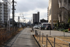 小幡4号踏切方面を見る