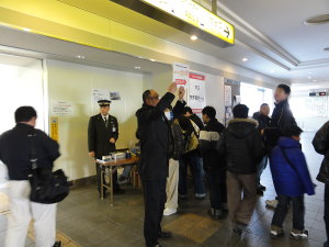 尾張旭駅改札口前