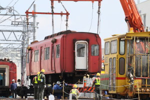 サ6686車体吊り上げ作業開始