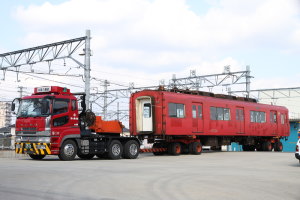 正門付近で待機