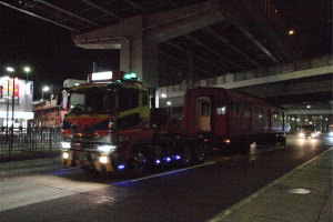 本線をくぐる