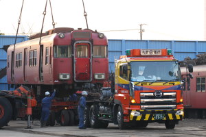 クレーに吊られて荷降ろし