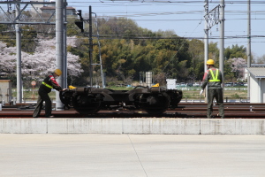 台車を検修庫へ