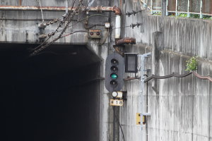 トンネル入口の非常ランプ