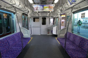 ポールの塗装が剥がされた4001Fの車内