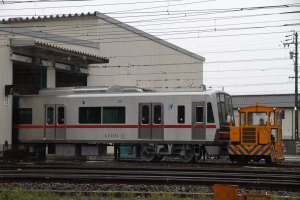 検修庫13番線へ
