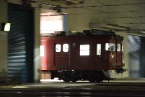 検修庫の中へ