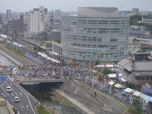 上から見た廉売市会場