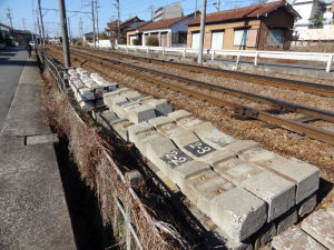 線路沿いに置かれたPC枕木