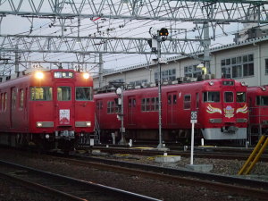 お雛めぐり系統板付きと並ぶ