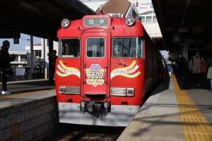 団体列車到着