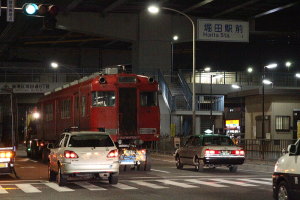 堀田駅通過