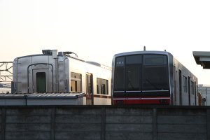 並ぶ2両