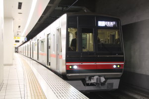 栄町駅に停車中の4015F