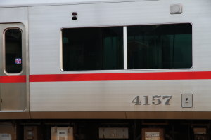 広告の跡が残る戸袋部