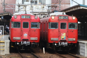 系統板付き編成が並ぶ