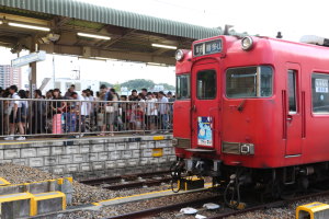 改札口へと続く人波