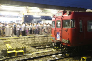続々と祭に来場する客