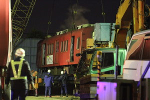 車体の荷降ろし作業開始