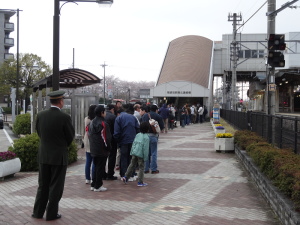 列は駅の外へ…