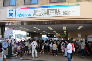 大混雑の改札口