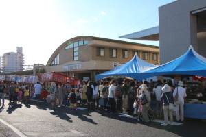 駅前の廉売市