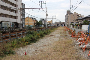 小幡駅まで続く赤い杭