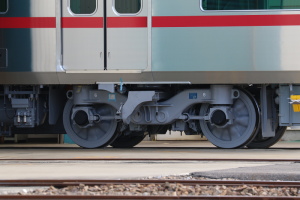 車体の裾部の突起