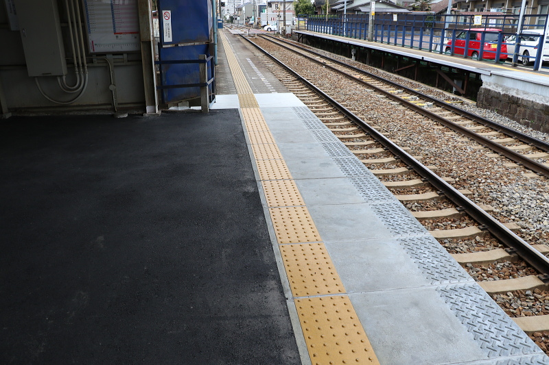 守山自衛隊前駅のホーム