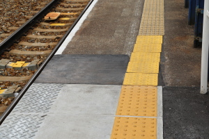 線路側に若干移動