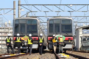 検車区で貼り付け作業