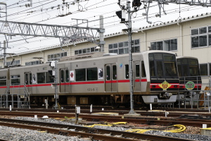 広告が貼られた4004F