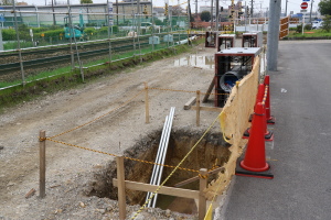 架線柱基礎建設中