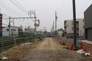 架線柱が並ぶ