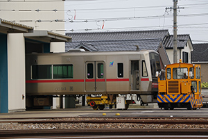 台車の取り外し作業が行われる