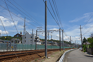 架線柱が立った