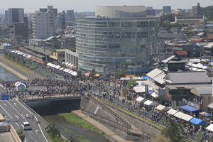多くの人賑わう廉売市