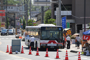 バス停は瀬戸川対岸に