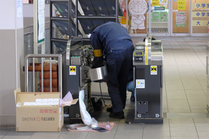 自動改札機の改造中